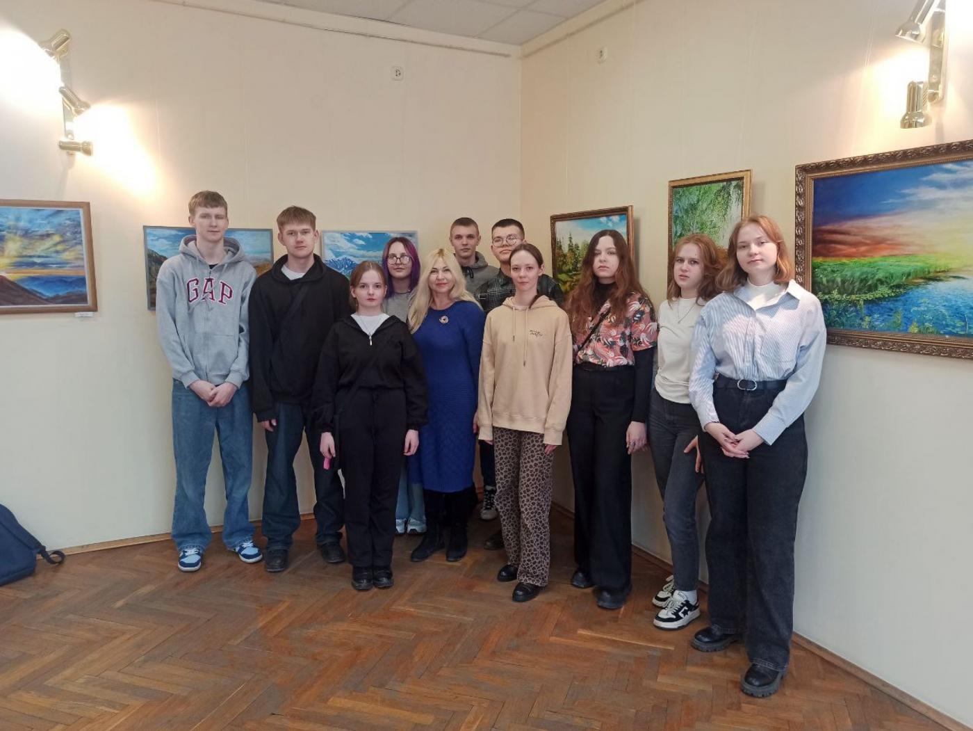 Будущие ювелиры на выставке живописи доцента Вячеслава Лугового